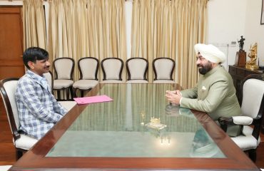 राज्यपाल से शिष्टाचार भेंट करते हुए उत्तराखण्ड अनुसूचित जाति आयोग के अध्यक्ष मुकेश कुमार।