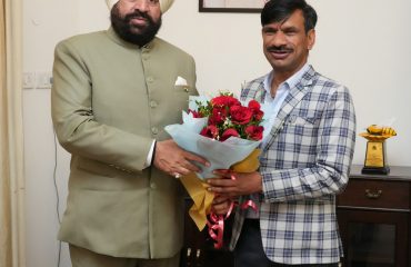 राज्यपाल से शिष्टाचार भेंट करते हुए उत्तराखण्ड अनुसूचित जाति आयोग के अध्यक्ष मुकेश कुमार।