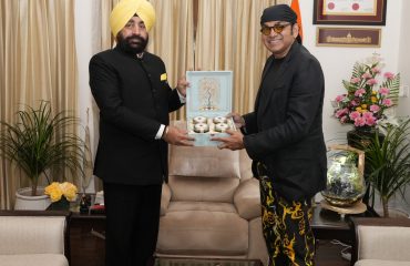 राज्यपाल लेफ्टिनेंट जनरल गुरमीत सिंह (से नि) से शिष्टाचार भेंट करते हुए ‘वन इन ए बिलियन’ फिल्म के निर्देशक अनुपम शर्मा और कार्यकारी निर्माता बॉबी कैश।