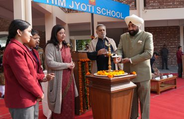 हिम ज्योति स्कूल के कार्यक्रम का दीप प्रज्वलित कर शुभारंभ करते हुए राज्यपाल।