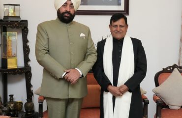 राज्यपाल लेफ्टिनेंट जनरल गुरमीत सिंह (से नि) से शिष्टाचार भेंट करते हुए ज्योतिषाचार्य आचार्य पंडित लेखराज शर्मा ।