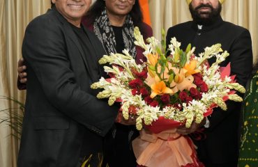 राज्यपाल लेफ्टिनेंट जनरल गुरमीत सिंह (से नि) से शिष्टाचार भेंट करते हुए ‘वन इन ए बिलियन’ फिल्म के निर्देशक अनुपम शर्मा और कार्यकारी निर्माता बॉबी कैश।