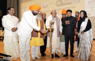 अमर उजाला-ग्राफिक एरा ज्योतिष महाकुंभ उद्घाटन सत्र का शुभारंभ करते हुए राज्यपाल।