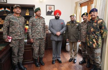 राज्यपाल से शिष्टाचार भेंट करते हुए सीमा सड़क संगठन (बीआरओ) के महानिदेशक लेफ्टिनेंट जनरल श्री रघु श्रीनिवासन एवं अन्य पदाधिकारी।