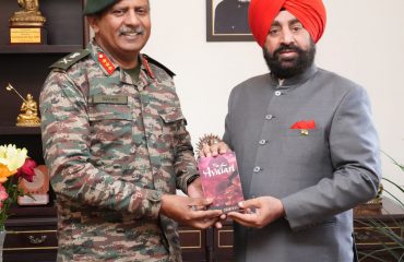 राज्यपाल से शिष्टाचार भेंट करते हुए सीमा सड़क संगठन (बीआरओ) के महानिदेशक लेफ्टिनेंट जनरल श्री रघु श्रीनिवासन एवं अन्य पदाधिकारी।