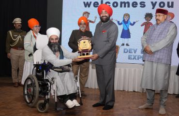 निहाल निहाल निहाल प्रोडक्शन हाउस के निदेशक डॉ. करनदीप सिंह को सम्मानित करते हुए राज्यपाल।