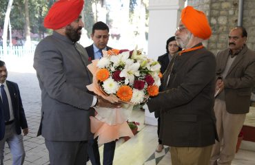 राजभवन ऑडिटोरियम में राज्यपाल का स्वागत करते हुए निहाल निहाल निहाल प्रोडक्शन हाउस के सदस्य।