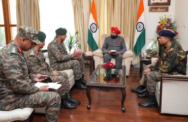 राज्यपाल से शिष्टाचार भेंट करते हुए सीमा सड़क संगठन (बीआरओ) के महानिदेशक लेफ्टिनेंट जनरल श्री रघु श्रीनिवासन एवं अन्य पदाधिकारी।