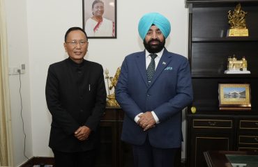राज्यपाल लेफ्टिनेंट जनरल गुरमीत सिंह (से नि) से शिष्टाचार भेंट करते हुए सचिव पेयजल और परिवहन श्री अरविंद ह्यांकी।