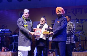 रेसकोर्स बन्नू स्कूल में आयोजित कार्यक्रम में कैलाश खेर सम्मानित करते हुए राज्यपाल लेफ्टिनेंट जनरल गुरमीत सिंह (से नि) एवं मुख्यमंत्री श्री पुष्कर सिंह धामी।