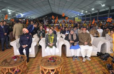रेसकोर्स बन्नू स्कूल में आयोजित भजन संध्या कार्यक्रम में गायक कारों को सुनते हुए राज्यपाल एवं मुख्यमंत्री।