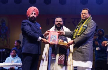 रेसकोर्स बन्नू स्कूल में आयोजित कार्यक्रम में कन्हैया मित्तल को सम्मानित करते हुए राज्यपाल लेफ्टिनेंट जनरल गुरमीत सिंह (से नि) एवं मुख्यमंत्री श्री पुष्कर सिंह धामी।