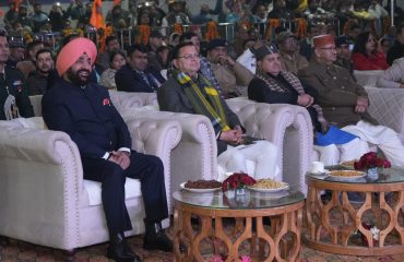 रेसकोर्स बन्नू स्कूल में आयोजित भजन संध्या कार्यक्रम में गायक कारों को सुनते हुए राज्यपाल एवं मुख्यमंत्री।