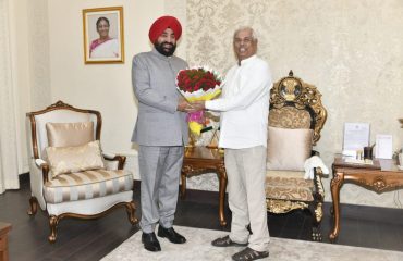Governor Lt Gen Gurmit Singh (Retd) meeting the Governor of Bihar, Shri Rajendra Vishwanath Arlekar at Raj Bhavan, Patna.