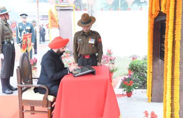 कोलकाता स्थित विजय स्मारक में सैनिकों व पूर्व सैनिकों के साथ राज्यपाल।