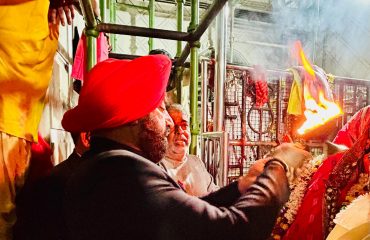 Governor Lt Gen Gurmit Singh (Retd) offered prayers to Goddess Kali at the famous Kalighat temple in Kolkata.