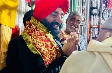 Governor Lt Gen Gurmit Singh (Retd) offered prayers to Goddess Kali at the famous Kalighat temple in Kolkata.