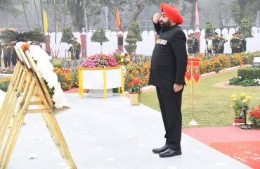 सर्वाेच्च बलिदान देने वाले वीर सैनिकों को अपनी श्रद्धांजलि अर्पित करते हुए राज्यपाल।