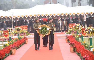 सर्वाेच्च बलिदान देने वाले वीर सैनिकों को अपनी श्रद्धांजलि अर्पित करते हुए राज्यपाल।