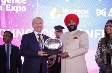 Governor honoring the officials of the 31st Convergence India and 9th Smart City Expo.