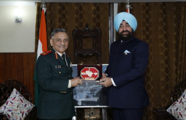 सीडीएस (चीफ ऑफ डिफेंस स्टाफ) जनरल अनिल चौहान को स्मृति चिन्ह भंेट करते हुए राज्यपाल।