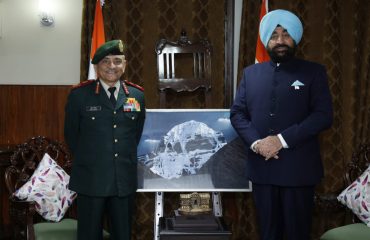 राज्यपाल से शिष्टाचार भेंट करते हुए सीडीएस (चीफ ऑफ डिफेंस स्टाफ) जनरल अनिल चौहान।