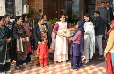 राजभवन में कार्यरत दैनिक वेतन भोगी कर्मचारी को कंबल वितरित करती हुईं प्रथम महिला श्रीमती गुरमीत कौर।