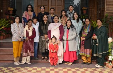राजभवन परिवार की महिलाओं के साथ प्रथम महिला श्रीमती गुरमीत कौर।