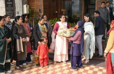 ⁠First Lady Mrs. Gurmeet Kaur distributing blankets to the daily wage employees working at Raj Bhawan.