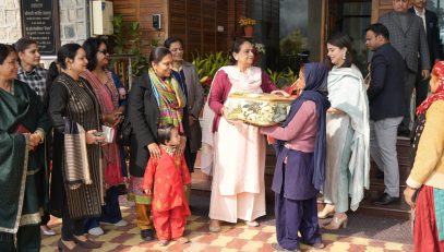 ⁠First Lady Mrs. Gurmeet Kaur distributing blankets to the daily wage employees working at Raj Bhawan.