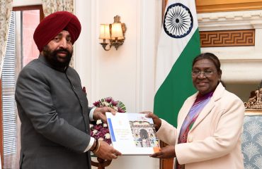 माननीय राष्ट्रपति श्रीमती द्रौपदी मुर्मु को उनके उत्तराखंड भ्रमण की स्मृतियों पर आधारित कॉफी टेबल बुक भेंट करते हुए राज्यपाल।