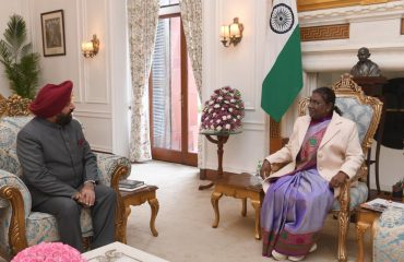 नई दिल्ली में माननीय राष्ट्रपति श्रीमती द्रौपदी मुर्मु से शिष्टाचार भेंट करते हुए राज्यपाल।