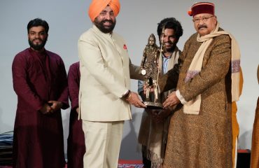 राज्यपाल को राजभवन में संस्कृति विभाग द्वारा आयोजित कार्यक्रम में स्मृति चिन्ह भेंट करते हुए पर्यटन एवं संस्कृति मंत्री सतपाल महाराज।