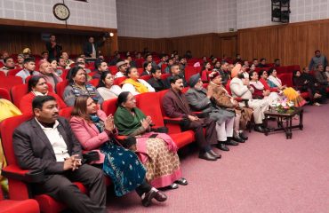 संस्कृति विभाग द्वारा आयोजित कार्यक्रम में कलाकारों द्वारा नाट्य मंचन को देखते हुए राज्यपाल।