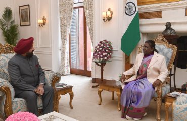 Governor presenting a coffee table book based on the memories of her visit to Uttarakhand to Honorable President Smt. Draupadi Murmu ji.