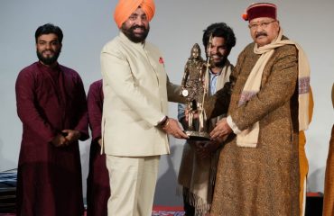 Tourism and Culture Minister Satpal Maharaj presenting a memento to the Governor in a program organized by the Culture Department at Raj Bhawan.