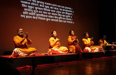 संस्कृति विभाग द्वारा आयोजित कार्यक्रम में कलाकारों द्वारा नाट्य मंचन को देखते हुए राज्यपाल।