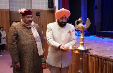 राजभवन में संस्कृति विभाग द्वारा आयोजित ‘एक संध्या राम के नाम’ कार्यक्रम का दीप प्रज्ज्वलित करते हुए राज्यपाल।