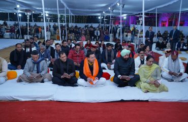 मुख्यमंत्री आवास में प्रभु श्रीराम मन्दिर प्राण प्रतिष्ठा के शुभ अवसर पर भव्य श्रीराम संध्या में प्रतिभाग करते हुए राज्यपाल एवं मुख्यमंत्री।