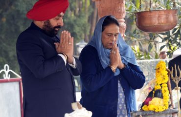 ⁠The Governor and his wife offering prayers at Rajprajneshwar Mahadev Temple located at Raj Bhawan.