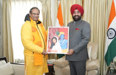 राज्यपाल से शिष्टाचार भेंट करते हुए देव संस्कृति विश्वविद्यालय के कुलपति प्रो. चिन्मय पंड्या।