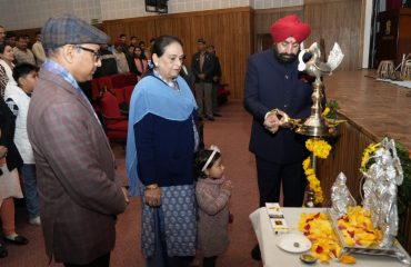 श्री राम लाल की प्राण प्रतिष्ठा के अवसर पर कलाकारों द्वारा प्रस्तुत भजन संध्या को देखते हुए राज्यपाल।