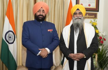 Giani Harnam Singh Ji, Chief Granthi of Gurdwara Sheesh Ganj Sahib, New Delhi, paying courtesy call on the Governor.