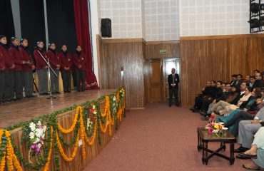 राजभवन में उत्तरप्रदेश राज्य का स्थापना दिवस के अवसर पर छात्राओं की प्रस्तुति को देखते हुए राज्यपाल