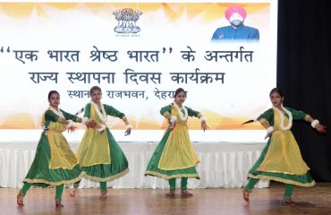 राजभवन में उत्तरप्रदेश राज्य का स्थापना दिवस के अवसर पर छात्राओं की प्रस्तुति को देखते हुए राज्यपाल