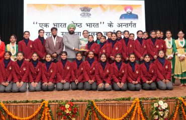 राजभवन में उत्तरप्रदेश राज्य का स्थापना दिवस के अवसर पर छात्राओं के साथ राज्यपाल।