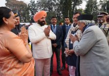 राजभवन में आयोजित स्वल्पाहार कार्यक्रम में मुख्यमंत्री पुष्कर सिंह धामी सहित गणमान्य व्यक्तियों से भेंट करते हुए राज्यपाल।;?>