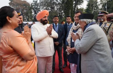 राजभवन में आयोजित स्वल्पाहार कार्यक्रम में मुख्यमंत्री पुष्कर सिंह धामी सहित गणमान्य व्यक्तियों से भेंट करते हुए राज्यपाल।