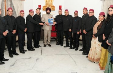 राज्यपाल से शिष्टाचार भेंट करते हुए उत्तराखण्ड प्रांतीय सिविल सेवा कार्यकारी शाखा संघ के पदाधिकारी।