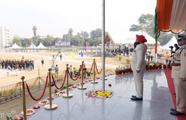 परेड ग्राउंड में गणतंत्र दिवस के अवसर पर राष्ट्रीय ध्वज को फहराते हुए राज्यपाल एवं मुख्यमंत्री।